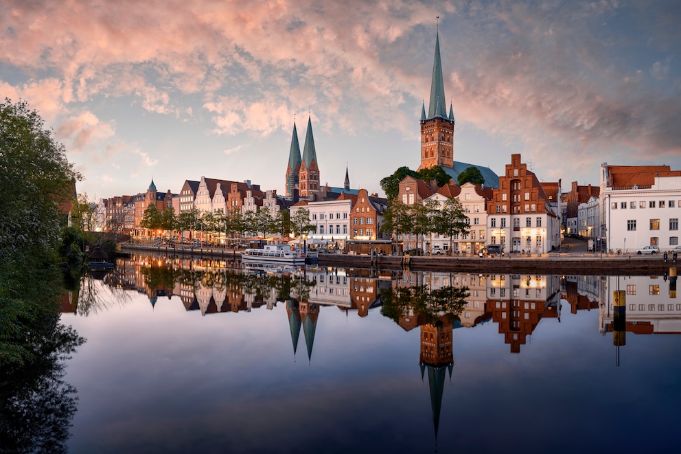 Der Fluss Trave, nach dem Travemünde benannt wurde, zieht sich durch ganz Lübeck