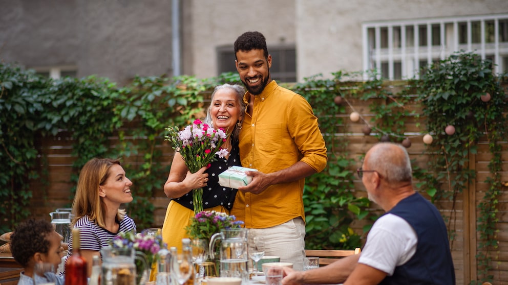 Familie beim Essen am Muttertag - Muttertag in anderen Ländern