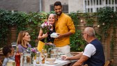 Familie beim Essen am Muttertag - Muttertag in anderen Ländern