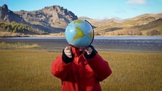 Mann mit Globus – kennt er den Unterschied von Lateinamerika und Südamerika?
