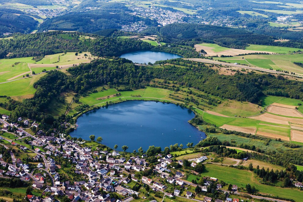 Die Eifel istbekannt für ihre Maare, hier sieht man das Schalkenmehrener Maar und dahinter das Weinfelder Maar(Totenmaar)