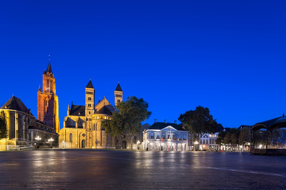 Die St. Servatiusbasilika bei Nacht