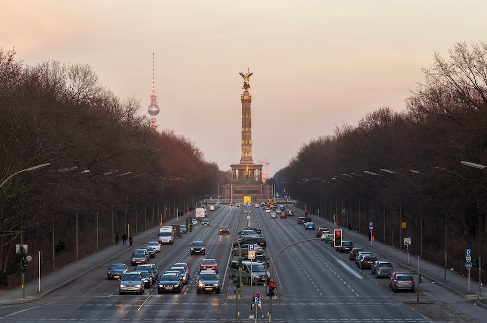 Oben auf der Siegessäule genießt man neben der „Goldelse“ den Blick über den Tiergarten auf das Brandenburger Tor (siehe großes Foto oben)