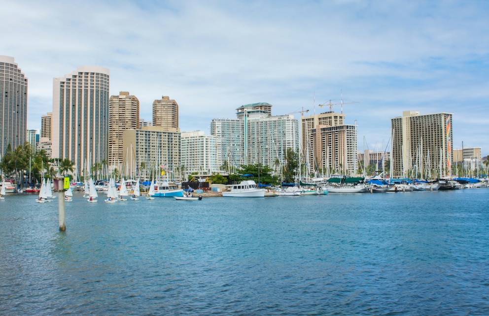 Im Hafen von Hawaii, im dortigen Yacht Club, wurden Stephanie Stearns und Buck Walker entdeckt