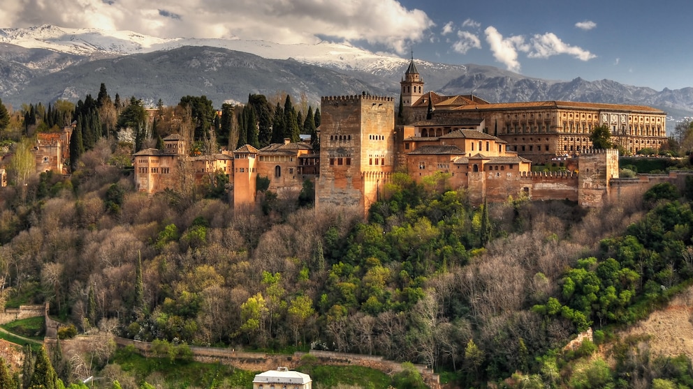 Alhambra Granada  Touristenattraktion und Weltkulturerbe