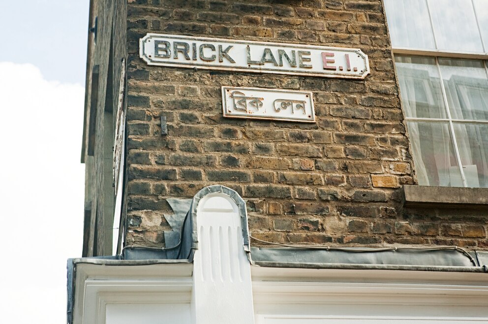 Das Londoner Viertel Tower Hamlets ist das Zuhause vieler Einwanderer aus Bangladesch. Daher gibt es das Straßenschild der Brick Lane auch auf Bengali.