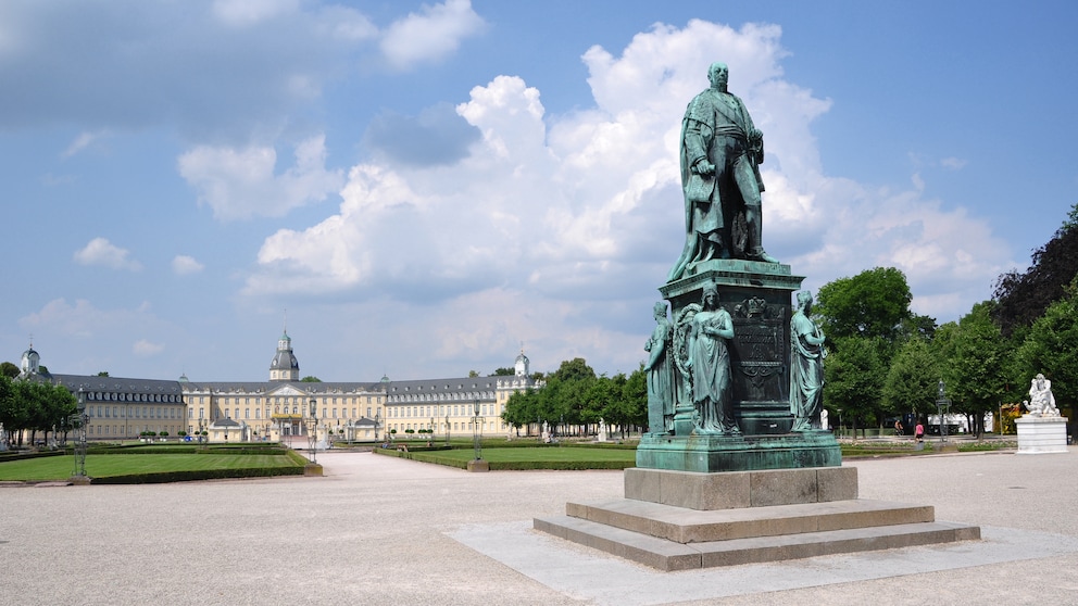 Das berühmt-berüchtigte Karlsruher Schloss ist jeden Sommer Schauplatz der Schlosslichtspiele