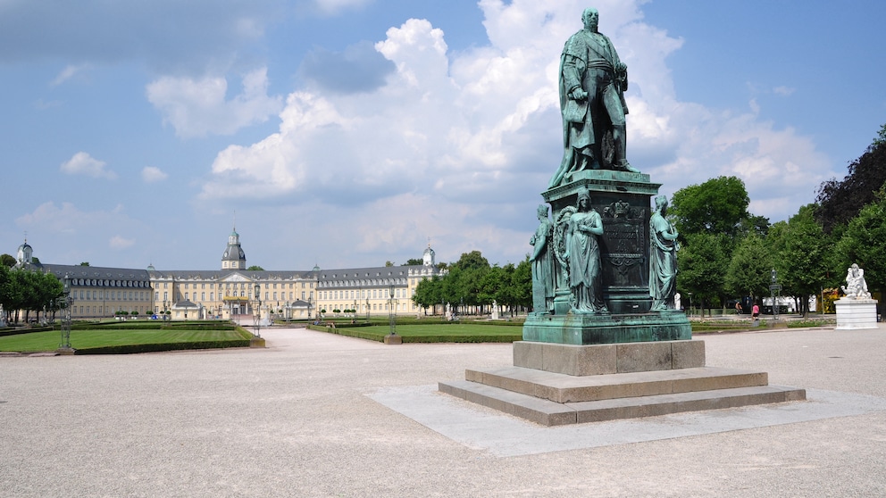 Das berühmt-berüchtigte Karlsruher Schloss ist jeden Sommer Schauplatz der Schlosslichtspiele