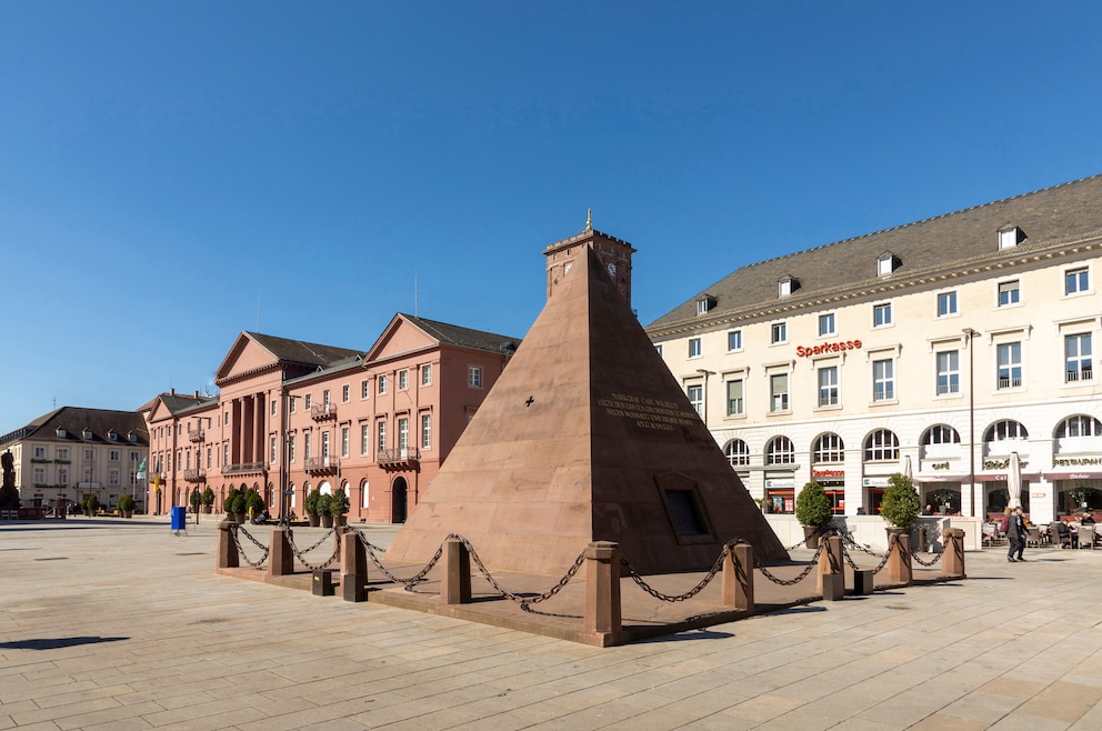 Die Karlsruher Pyramide steht mitten auf dem Marktplatz