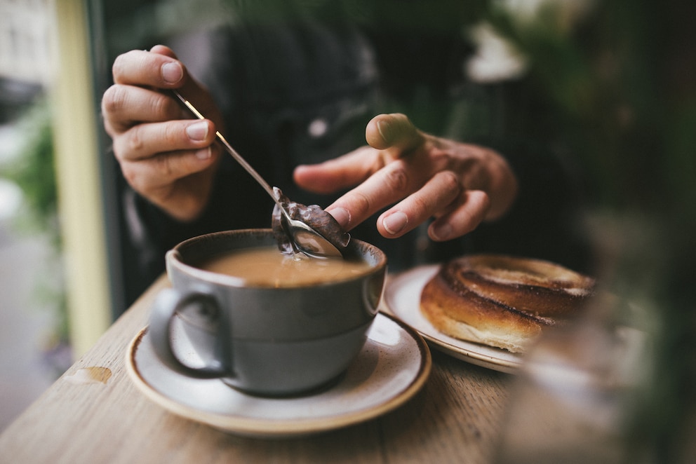 Beim London Besuch kann eins nicht fehlen: Tee. In einem der vielen gemütlichen Cafés kann man dem Trubel der Stadt zuschauen. 