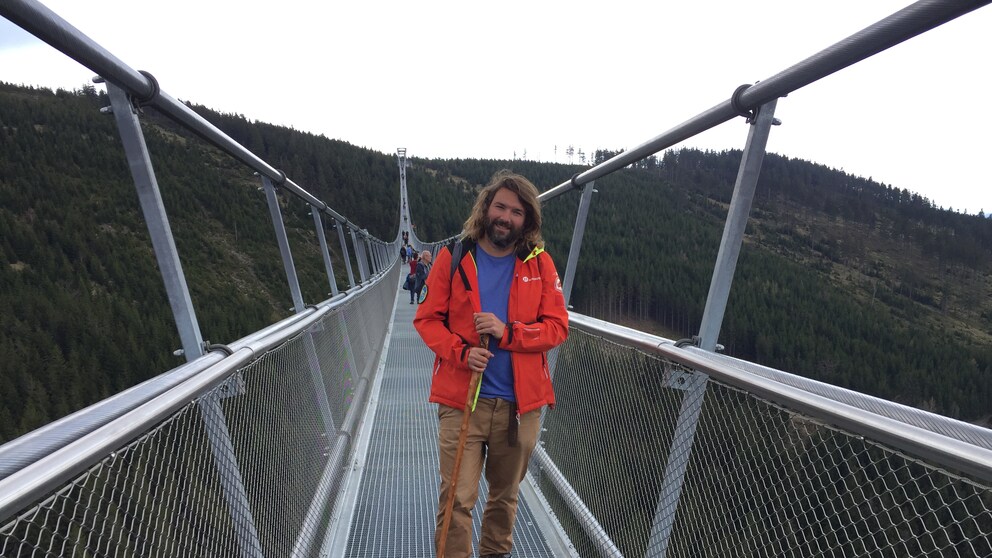 TRAVELBOOK-Autor Robin Hartmann auf der neuen längsten Fußgänger-Hängebrücke der Welt