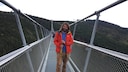 TRAVELBOOK-Autor Robin Hartmann auf der neuen längsten Fußgänger-Hängebrücke der Welt