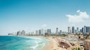 In Tel Aviv treffen Kontraste aufeinander – etwa Großstadt und Ozean