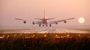 Flugzeug landet in Richtung Sonnenuntergang