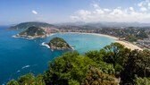 Blick auf die Bucht von San Sebastián mit Strand