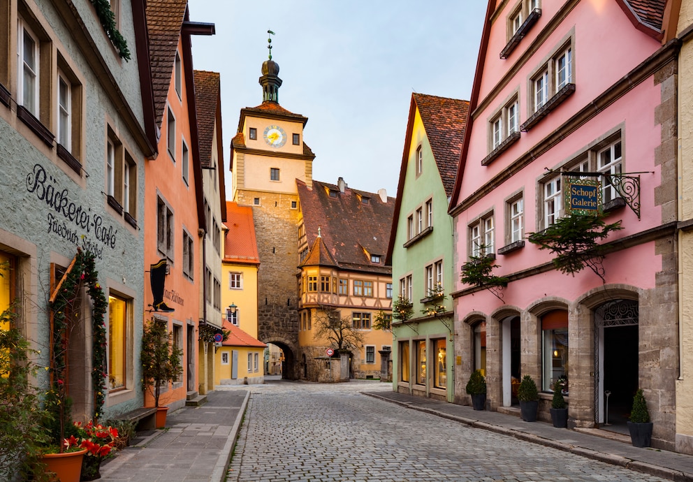 Der weite Turm im beschaulichen Rothenburg ob der Tauber