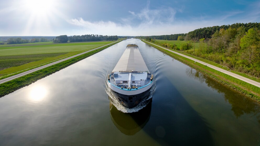 Binnenschfiiffahrt auf dem Rhein