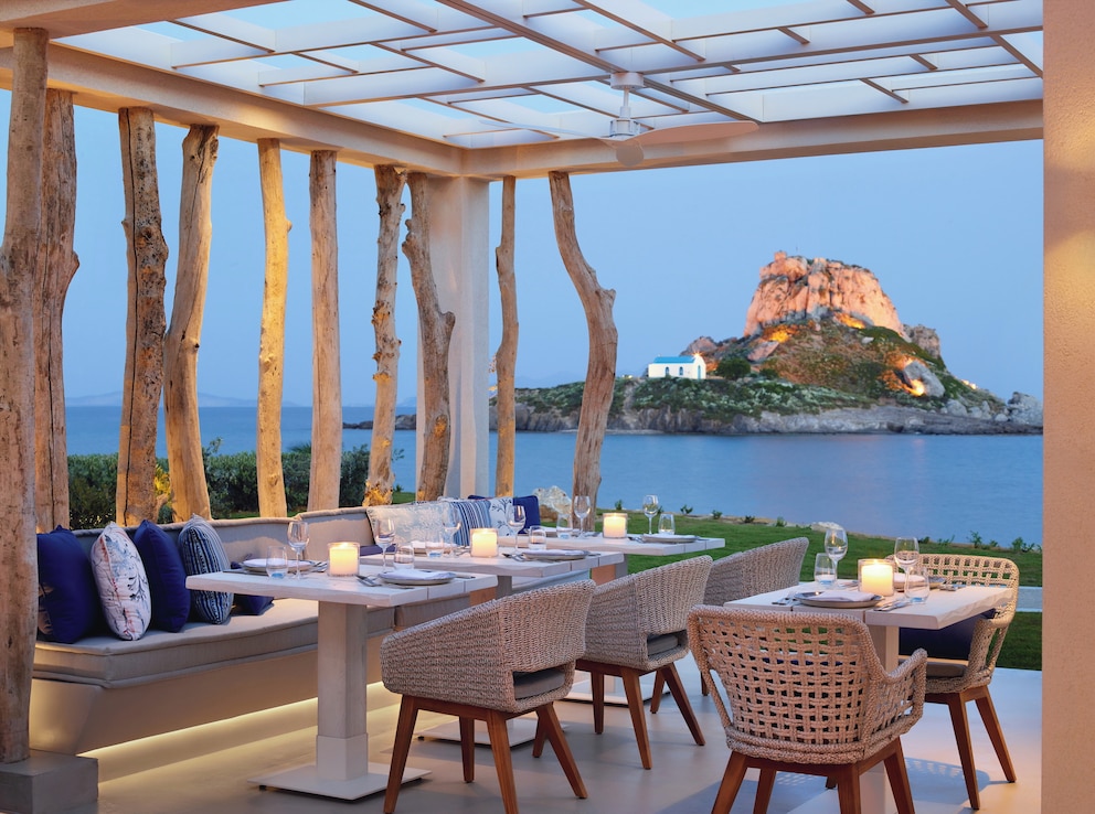 Von einem der Restaurants des Hotels aus blickt man auf die kleine Insel Kastri mit einer Kapelle