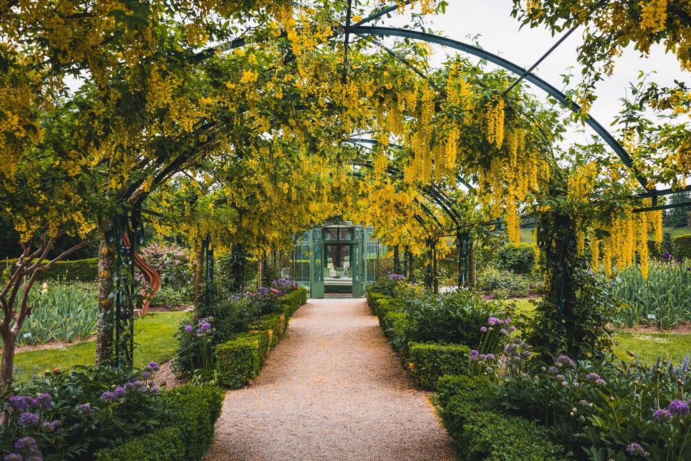 Oase der Schönheit: In Schlossgärten Les jardins du Château de Vullierens kann man herrlich entspannen