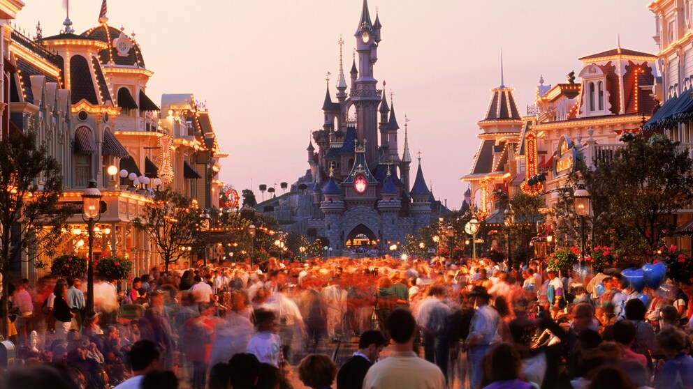 Disneyland Paris bei Sonnenuntergang