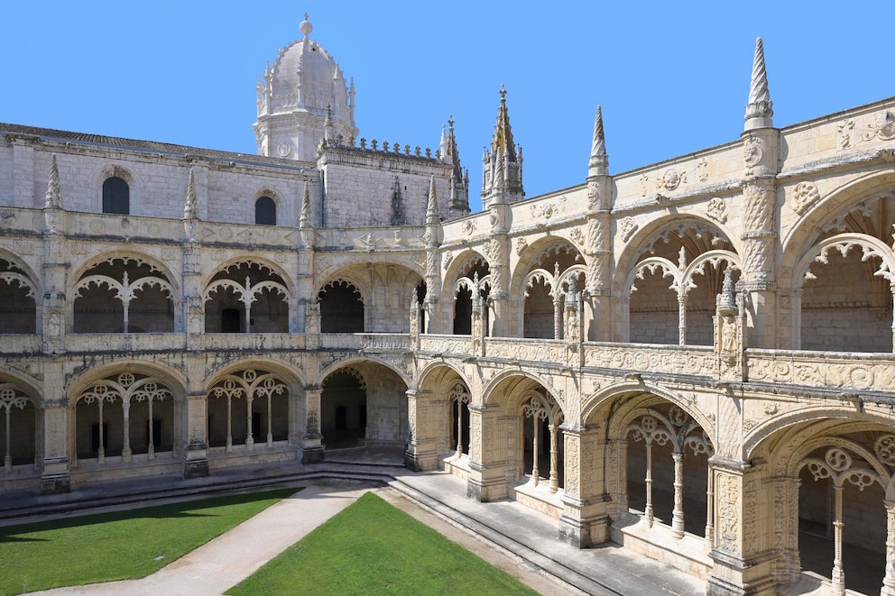 Das alte Kloster Mosteiro dos Jerónimos ist die Ruhestätte zahlreicher bedeutender Persönlichkeiten Portugals