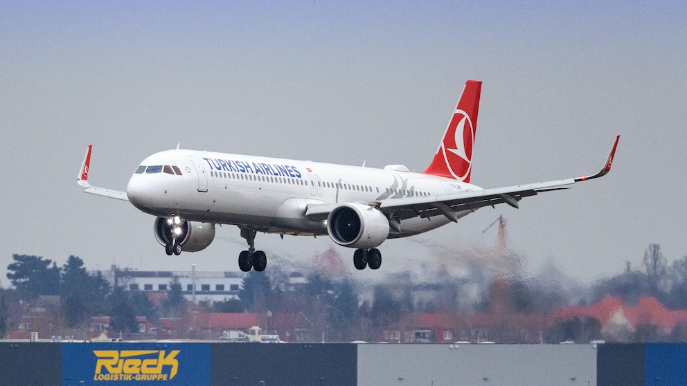 Nach dem Willen des türkischen Staatspräsidenten Recep Tayyip Erdoğan soll die teilstaatliche Fluggesellschaft Turkish Airlines künftig „Türk Hava Yolları“ heißen