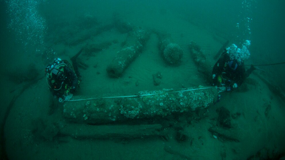 Auf diesem Foto sieht man, wie gerade eine Kanone vom Wrack der „Gloucester“ ausgemessen wird