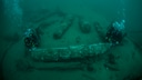 Auf diesem Foto sieht man, wie gerade eine Kanone vom Wrack der „Gloucester“ ausgemessen wird