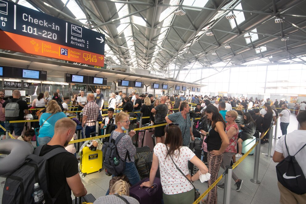 An vielen Flughäfen, wie hier in Köln-Bonn, sind die Passagiere schon vor Beginn des Flugs ob langer Schlangen genervt – falls sie den Flug überhaupt antreten können