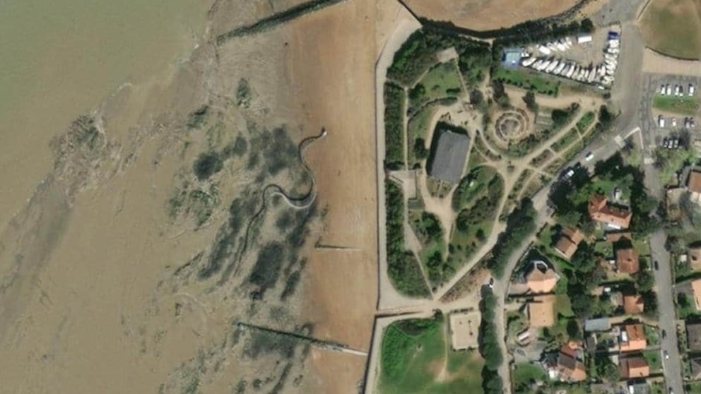 Die Wasserschlangen-Skulptur „Le Serpent d'Océane“ im Atlantik