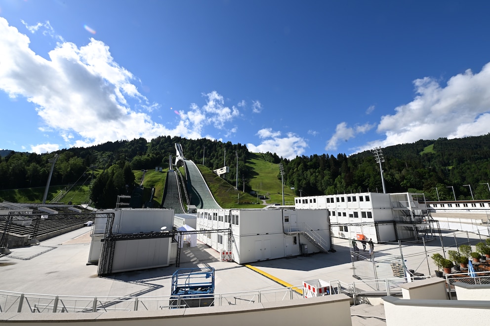 Wo sonst Touristen sich die Skisprungschanzen angucken, steht jetzt der so genannte Verwahrkomplex der Polizei