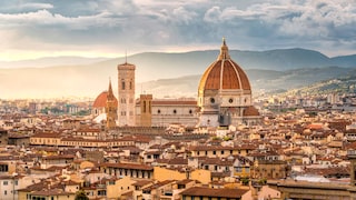 Blick bei Sonnenuntergang auf die Stadt Florenz in Italien