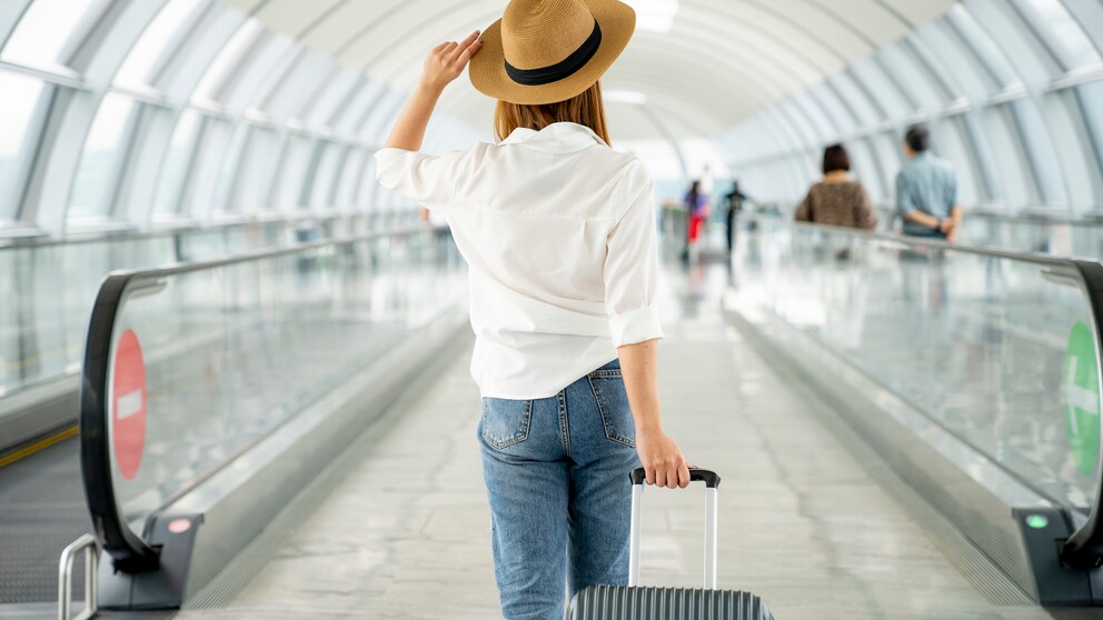 Frau macht Last-Minute-Urlaub
