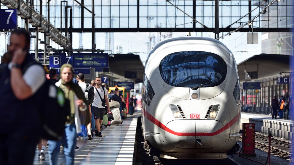 Neues „Egal-Wohin“-Ticket geplant – ICE am Bahnhof
