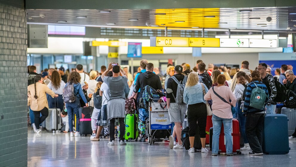 Wartende Reisende am Flughafen