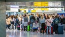 Wartende Reisende am Flughafen