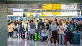 Wartende Reisende am Flughafen