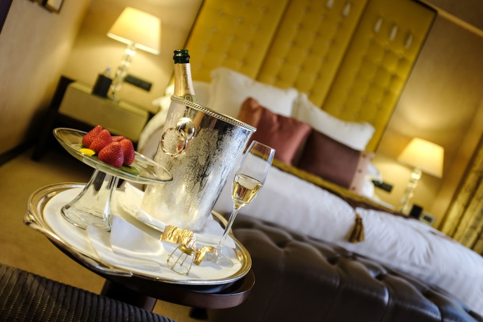 Sekt und Erdbeeren im Hotelzimmer