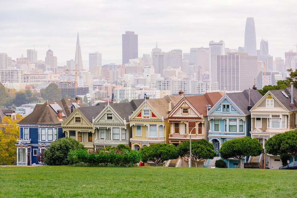 Die viktorianischen Häuser „Painted Ladies“ kann man am Alamo Square betrachten