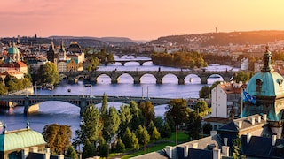 Blick über Prag und die berühmte Sehenswürdigkeit Karlsbrücke