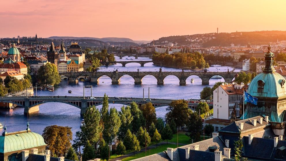 Blick über Prag und die berühmte Sehenswürdigkeit Karlsbrücke