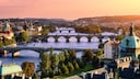 Blick über Prag und die berühmte Sehenswürdigkeit Karlsbrücke