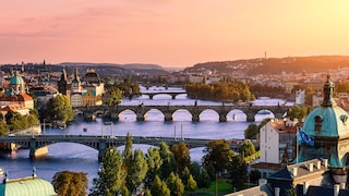 Blick über Prag und die berühmte Sehenswürdigkeit Karlsbrücke