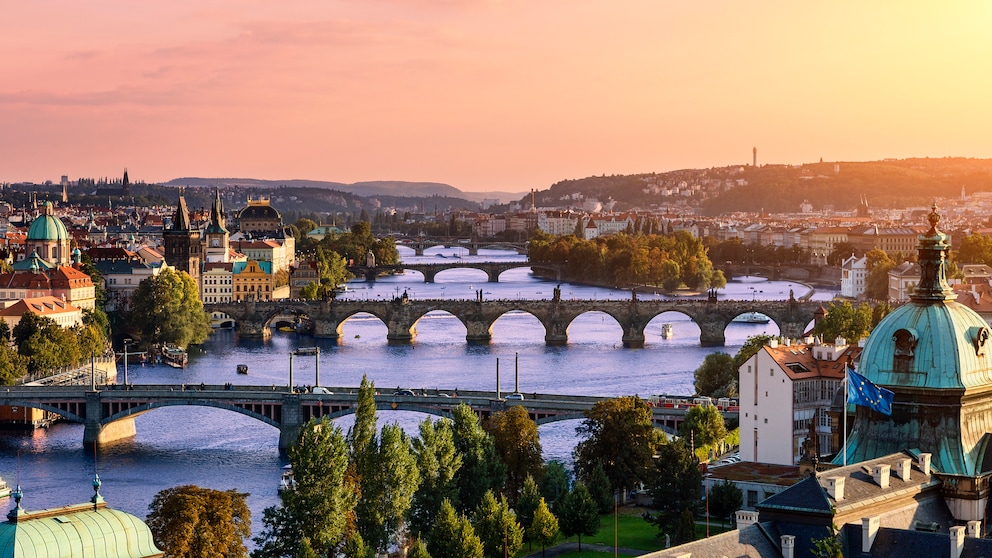 Blick über Prag und die berühmte Sehenswürdigkeit Karlsbrücke