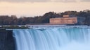 Das alte Stromkraftwerk befindet sich direkt oberhalb des wohl berühmtesten Abschnitts der Niagarafälle, den Horseshoe Falls, auf der kanadischen Seite