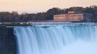 Das alte Stromkraftwerk befindet sich direkt oberhalb des wohl berühmtesten Abschnitts der Niagarafälle, den Horseshoe Falls, auf der kanadischen Seite