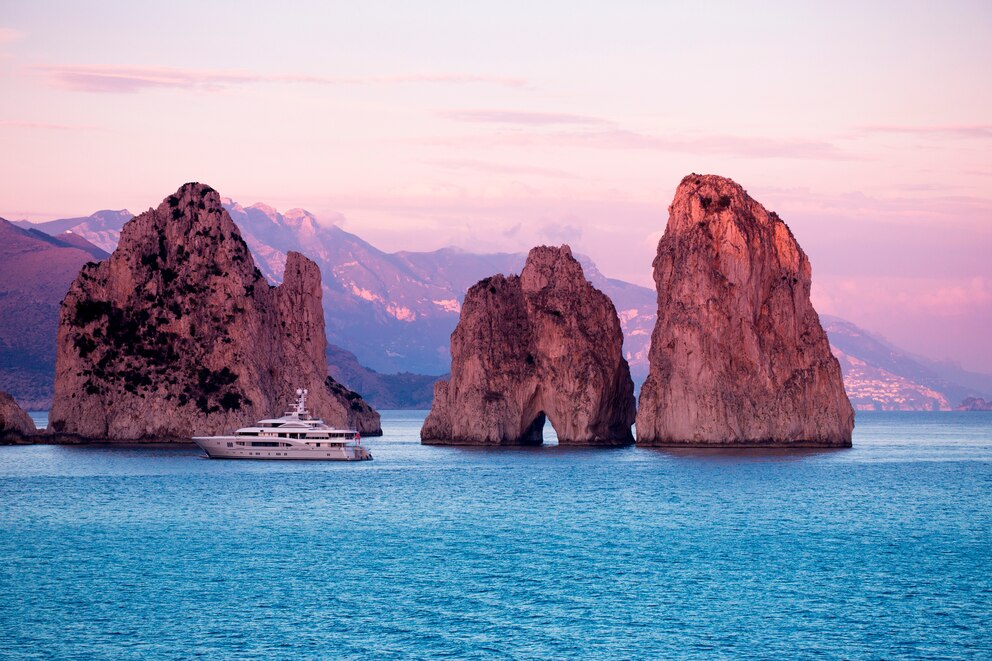 Die Faraglioni in der Bucht von Neapel vor Capri