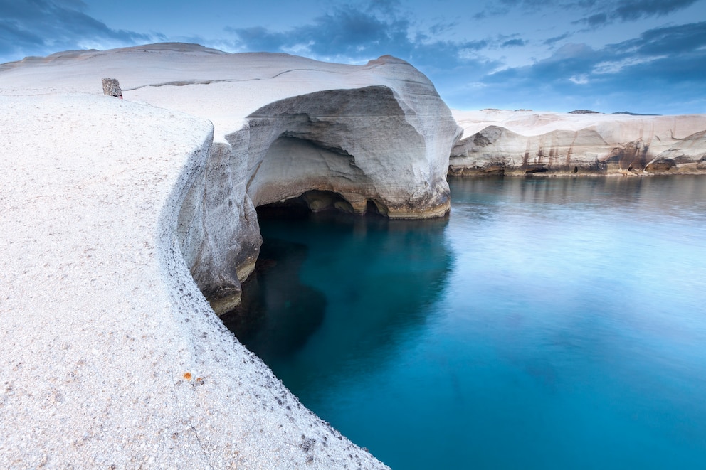 Der Strand von Sarakiniko wirkt wie von einer anderen Welt