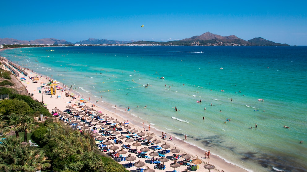 Blick auf den beliebten Strand Playa de Muro, der zu der Gemeinde Santa Margalida gehört