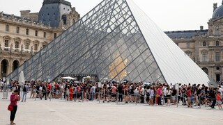 Eine lange Schlange vor dem Louvre in Paris
